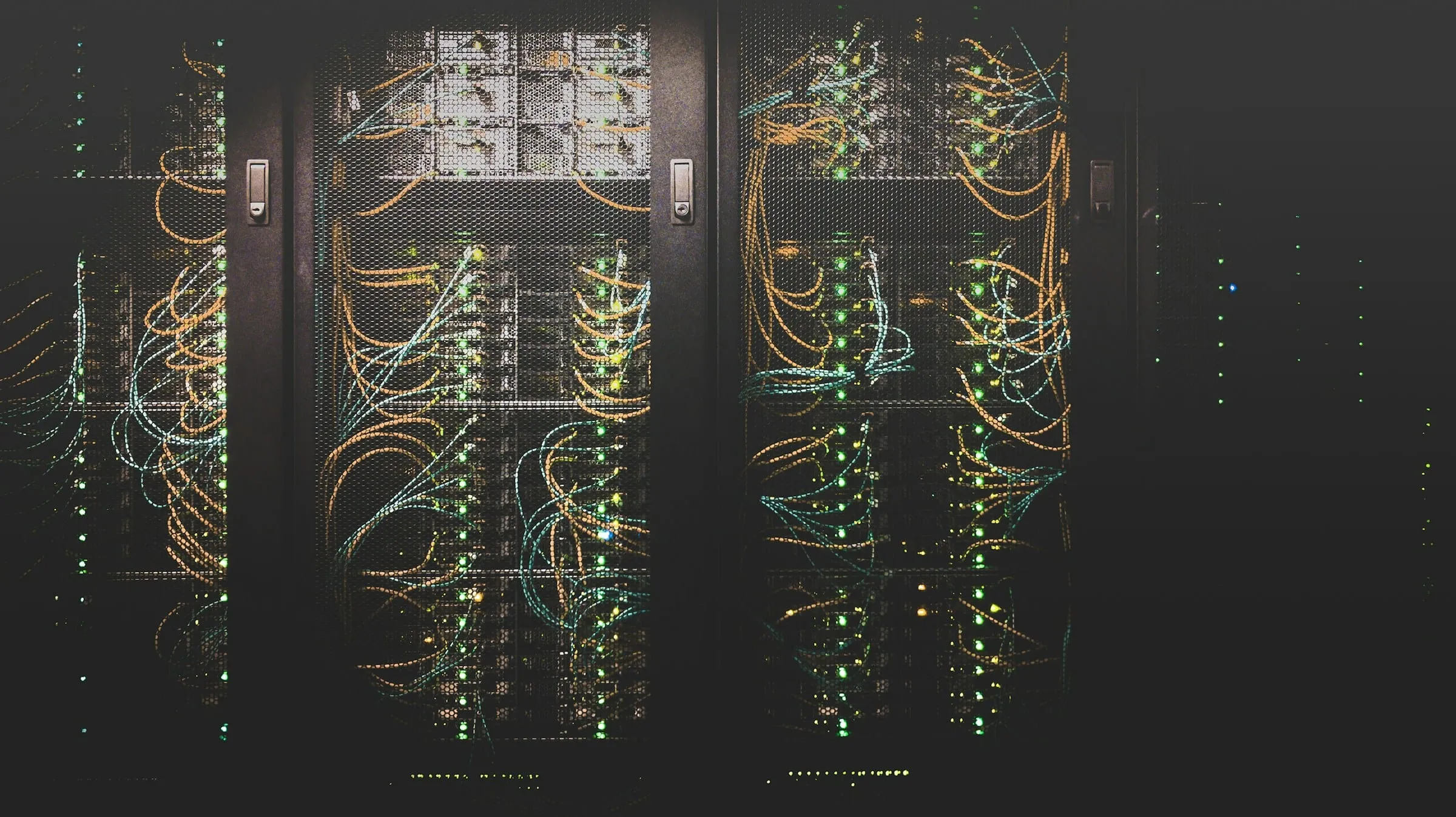 Verkabelte Server- und Netzwerk-Racks in einem Rechenzentrum